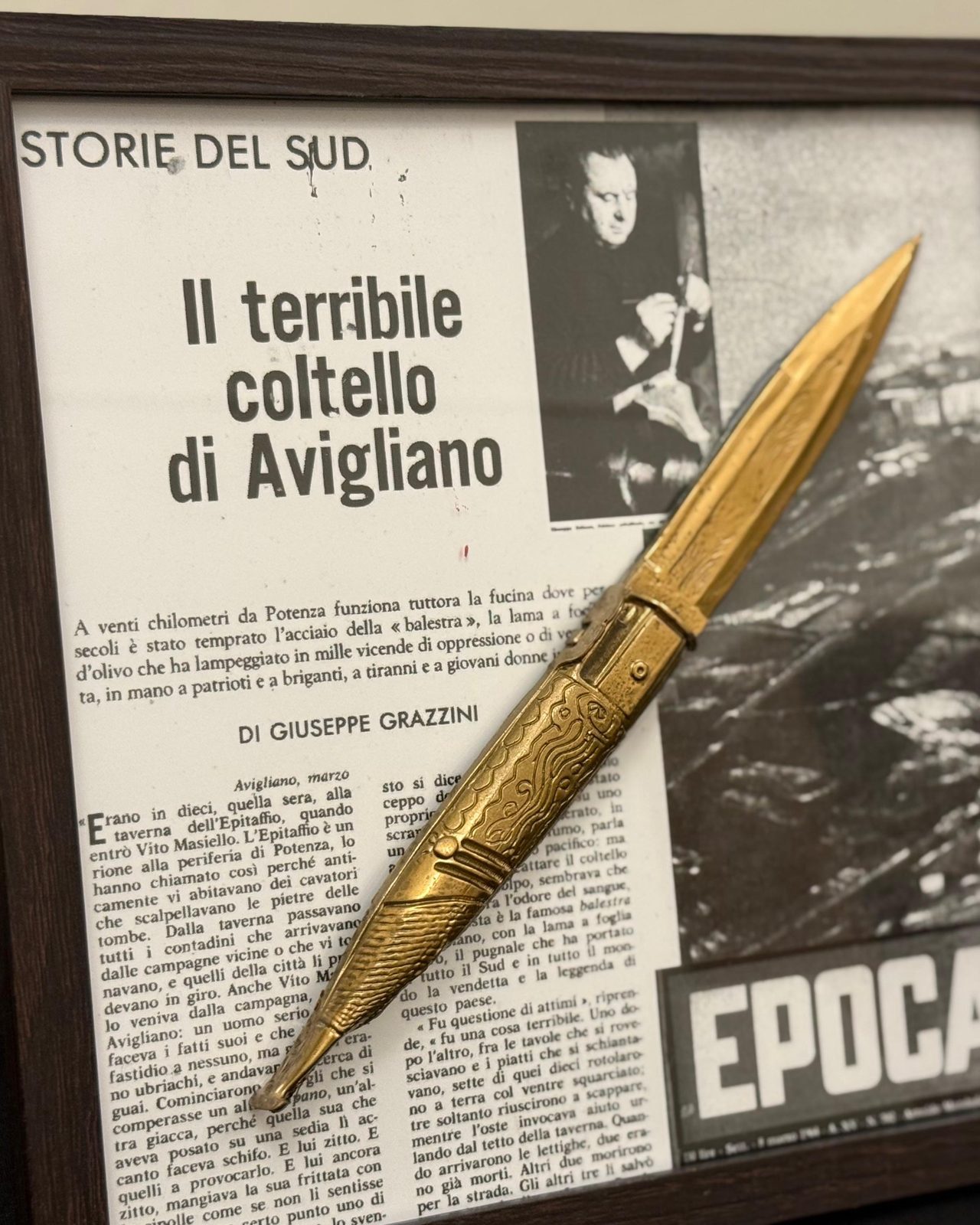 Balestra — coltello in rilievo dorato su collage di giornali d'epoca