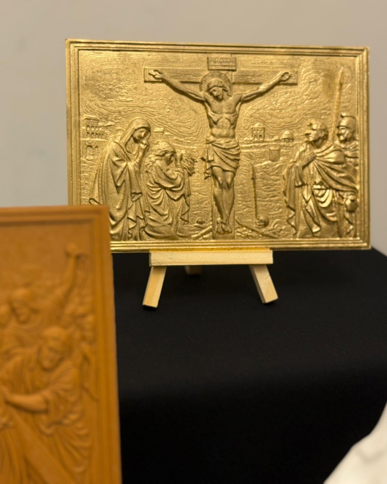 La Passione — la Crocifissione interamente oro, tavola in bassorilievo