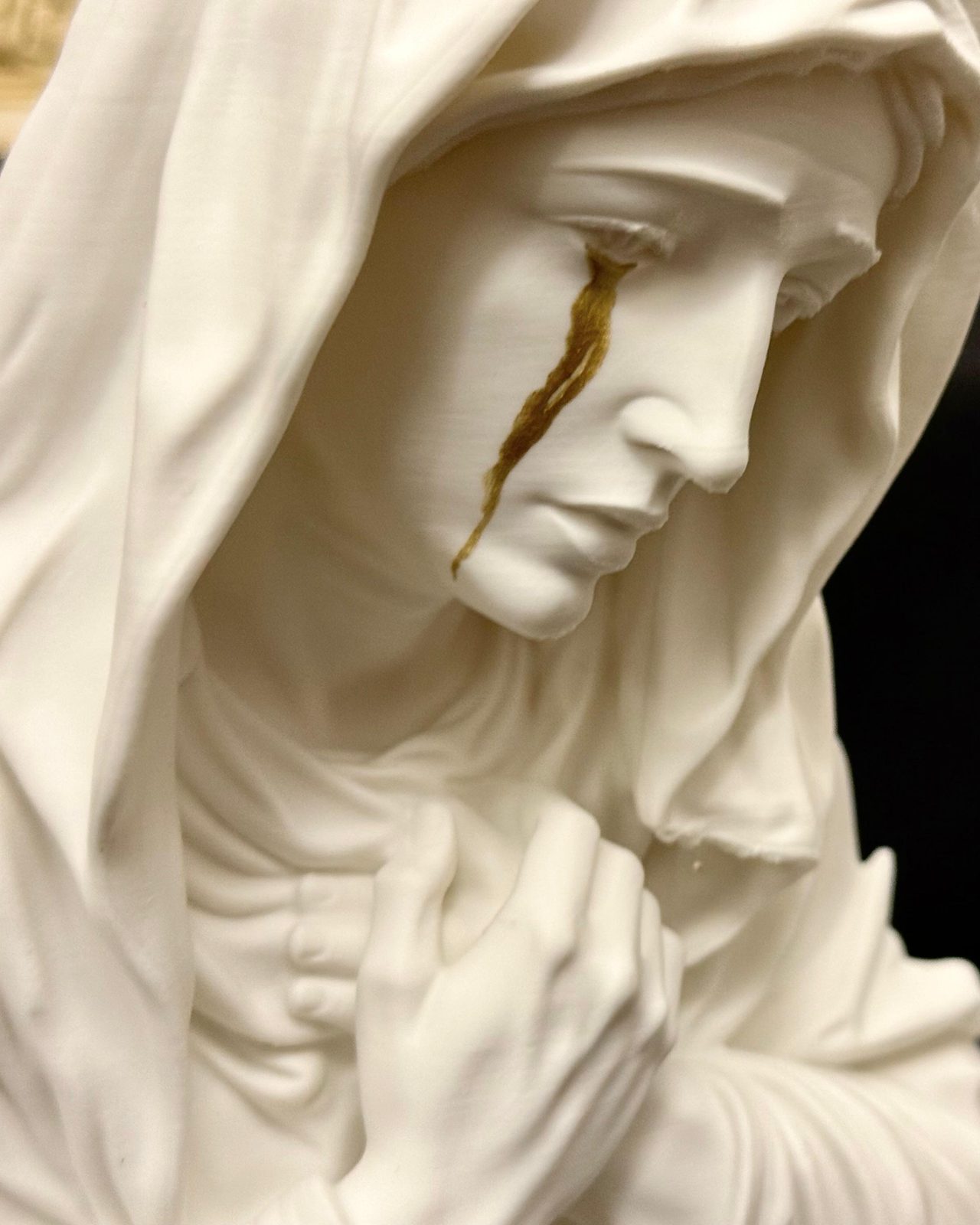 Lacrime e Sangue · Il Preziosissimo Dono — l'Addolorata con la lacrima d'oro, dettaglio del dittico