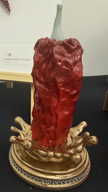 Crusco Pop — peperone crusco rosso su uno schizzo d'oro, base dorata con strass