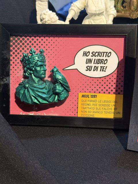 Federico II col falcone, rilievo verde in quadro-teca a fumetto