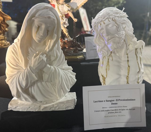 Lacrime e Sangue · Il Preziosissimo Dono — l'Addolorata e l'Ecce Homo, mezzibusti bianchi con lacrime e piaghe in oro
