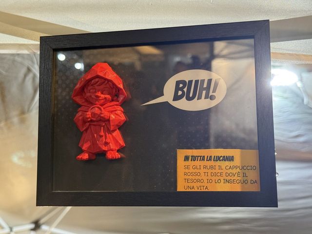 Il Monaciello col cappuccio rosso, rilievo in quadro-teca a fumetto