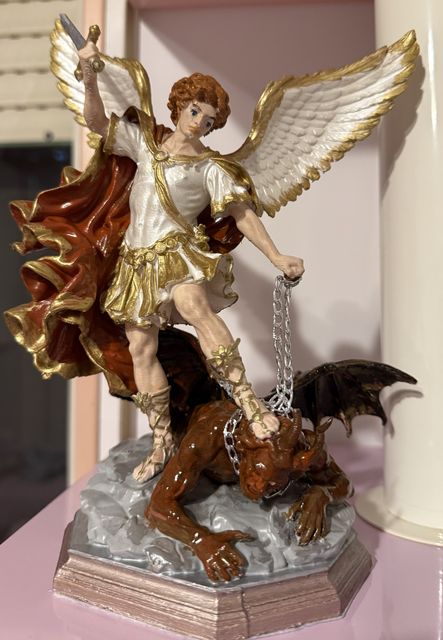 San Michele Arcangelo con la spada alzata incatena il demonio, statua dipinta e dorata a mano