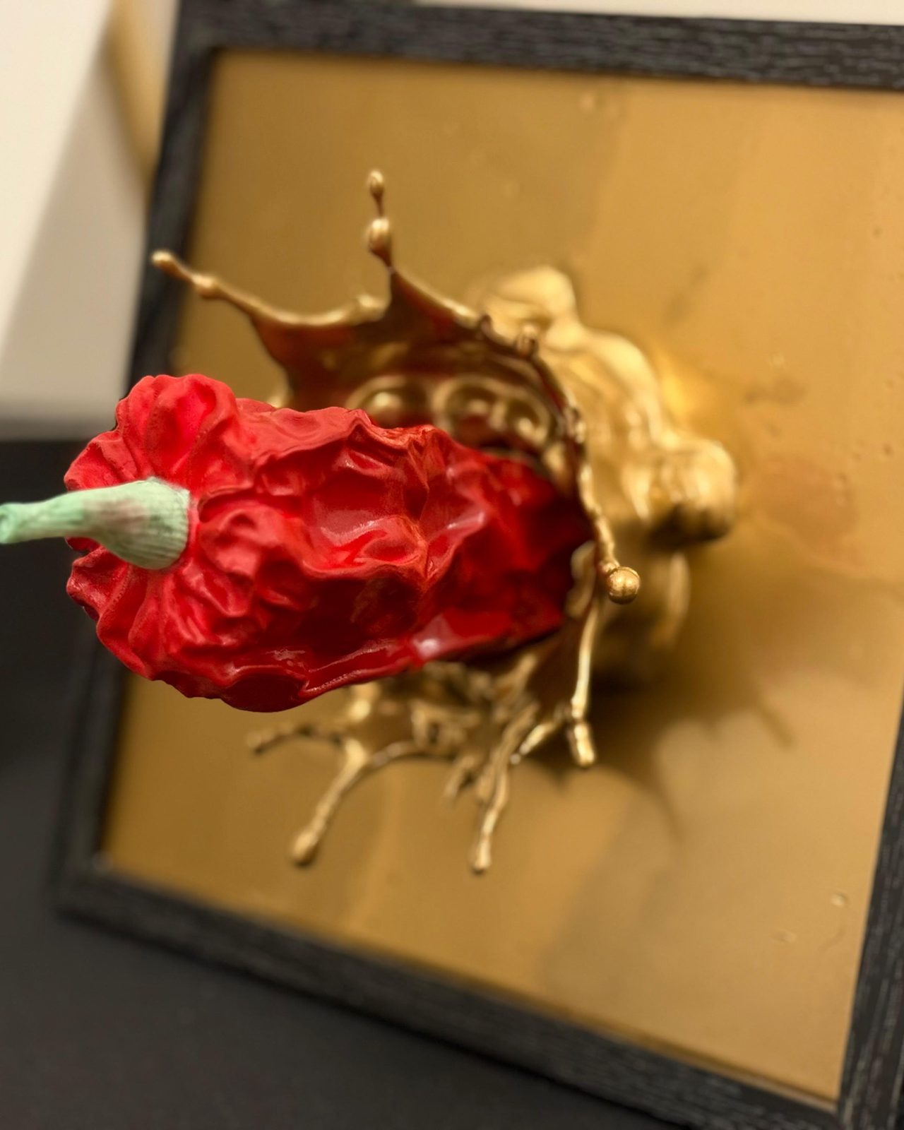 Sott'Oro — peperone crusco su schizzo d'oro in teca nera