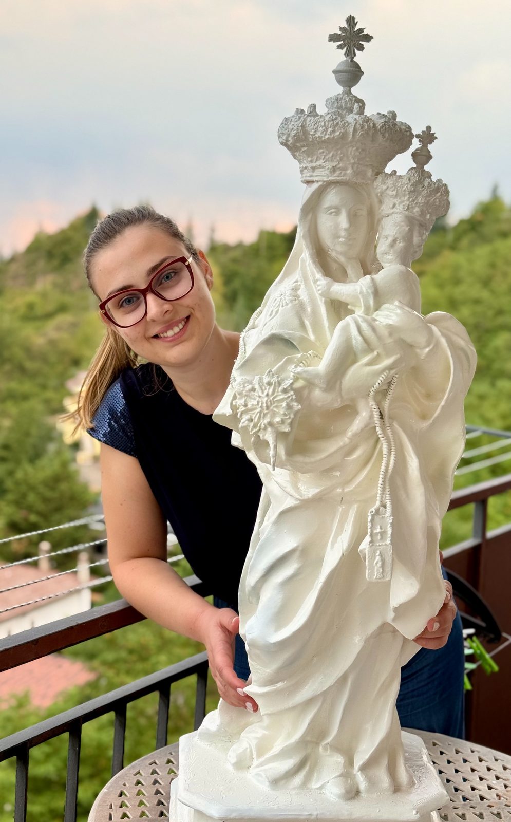 Mariassunta Telesca accanto a una sua statua della Madonna, appena nata dalla materia